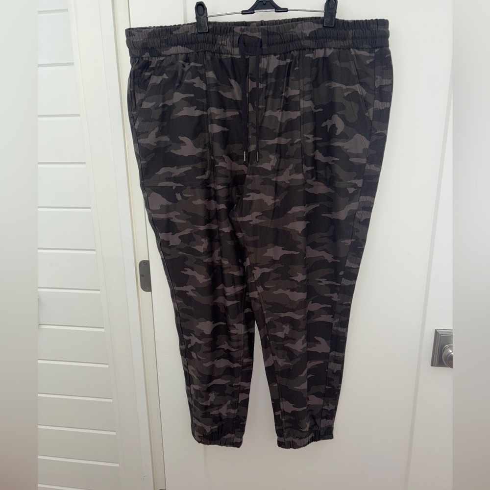 NWOT Athleta Camo Farallon jogger pant women's sz 22 535275